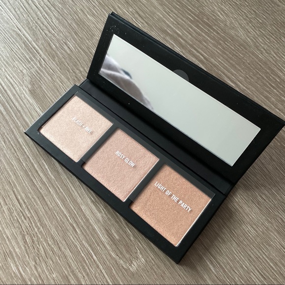 442. Mac hyper real glow highlighter palette - Picture 3 of 7
